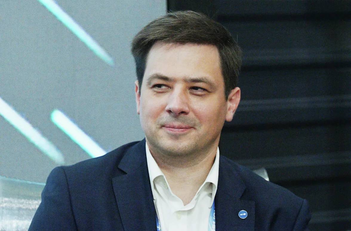 В одном из крупнейших российских ИТ холдингов T1 новый гендиректор им станет Дмитрий Харитонов занимавший до этого должность первого заместителя главы компании Это уже четвертый руководитель Т1 за последние четыре года однако в холдинге заявляют что глобальная стратегия останется неизменной Предыдущий глава Т1 Алексей Фетисов не исключал выхода компании на биржу для чего было необходимо в том числе трансформировать корпоративное управление Новым гендиректором ИТ холдинга Т1 станет Дмитрий Харитонов рассказали в пресс службе холдинга Ранее он был первым заместителем гендиректора холдинга а также возглавлял компанию Иннотех входящую в Т1 Глава компании Алексей Фетисов покинет свой пост а собеседники называли кадровые изменения плановыми с точки зрения холдинга и заверяли что масштабной пересборки команды не ожидается Господин Фетисов займет позицию ИТ директора Альфа банка imaxairu Подписаться