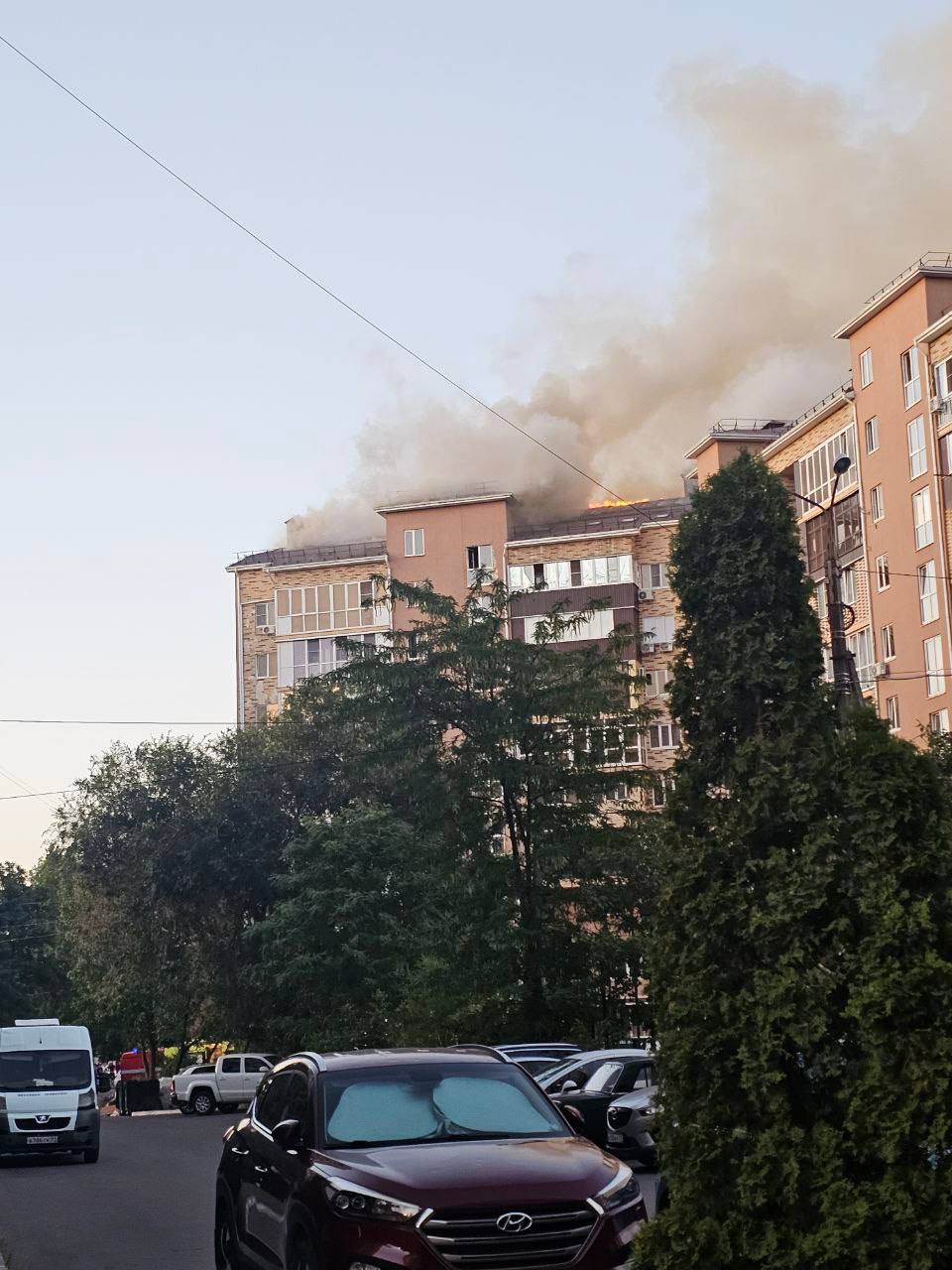 Пожарные уже на месте! Ликвидируют возгорание на крыше многоквартирного дома по ул. Депутатской в Майкопе.