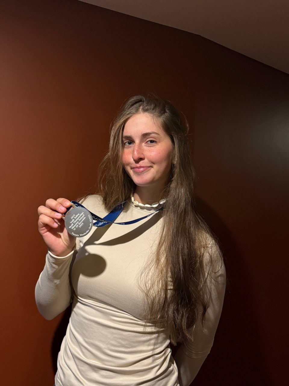 Петербургская спортсменка Таисия Стопченко завоевала серебро на первенстве мира Сегодня в Португалии завершился юношеский чемпионат мира по парусному спорту В масштабных соревнованиях приняли участие более 400 спортсменов из 70 стран Россию представили 14 сильнейших юниоров из Москвы Сочи Севастополя но больше всего девять спортсменов из Санкт Петербурга Таисия Стопченко воспитанница петербургской Академии парусного спорта и ШВСМ им Тюкалова С первых дней регаты гонщица входила в тройку лидеров При том что конкуренция на соревнованиях была самая серьезная принимали участие номера один своих стран Она показывала отличные результаты в России а на таких важных международных соревнованиях оказалась впервые Конечно сначала на регате мне было страшно но с каждой гонкой волнения становилось все меньше и меньше Я рада что на международных соревнованиях мы показали то чему научились на домашней акватории Спортсмены соревновались в разнообразных погодных условиях от полного штиля до шквалистого ветра Самым сложным оказался последний день Он включал три гонки и на всех Таисии удалось показать самый достойный результат лишь немного уступив лидеру И вот заслуженное серебро Впереди большие планы подготовка к Олимпиаде уже в статусе взрослого спортсмена Мы желаем Таисии взять и эту высоту Напомним что ежегодно в Академии парусного спорта при поддержке Газпрома бесплатно обучаются мальчишки и девчонки С весны до осени в акватории Финского залива при любой погоде мелькают стайки маленьких парусов Здесь проходят первые для юных гонщиков регаты Оптимисты Северной столицы Кубок Газпрома Ребята учатся преодолевать ветер и волну выстраивать стратегию и тактику и конечно любить море и дружить Некоторые из них как Таисия Стопченко открывают дорогу в большой спорт Сегодня уже более двадцати воспитанников Академии являются членами олимпийской сборной России по парусному спорту