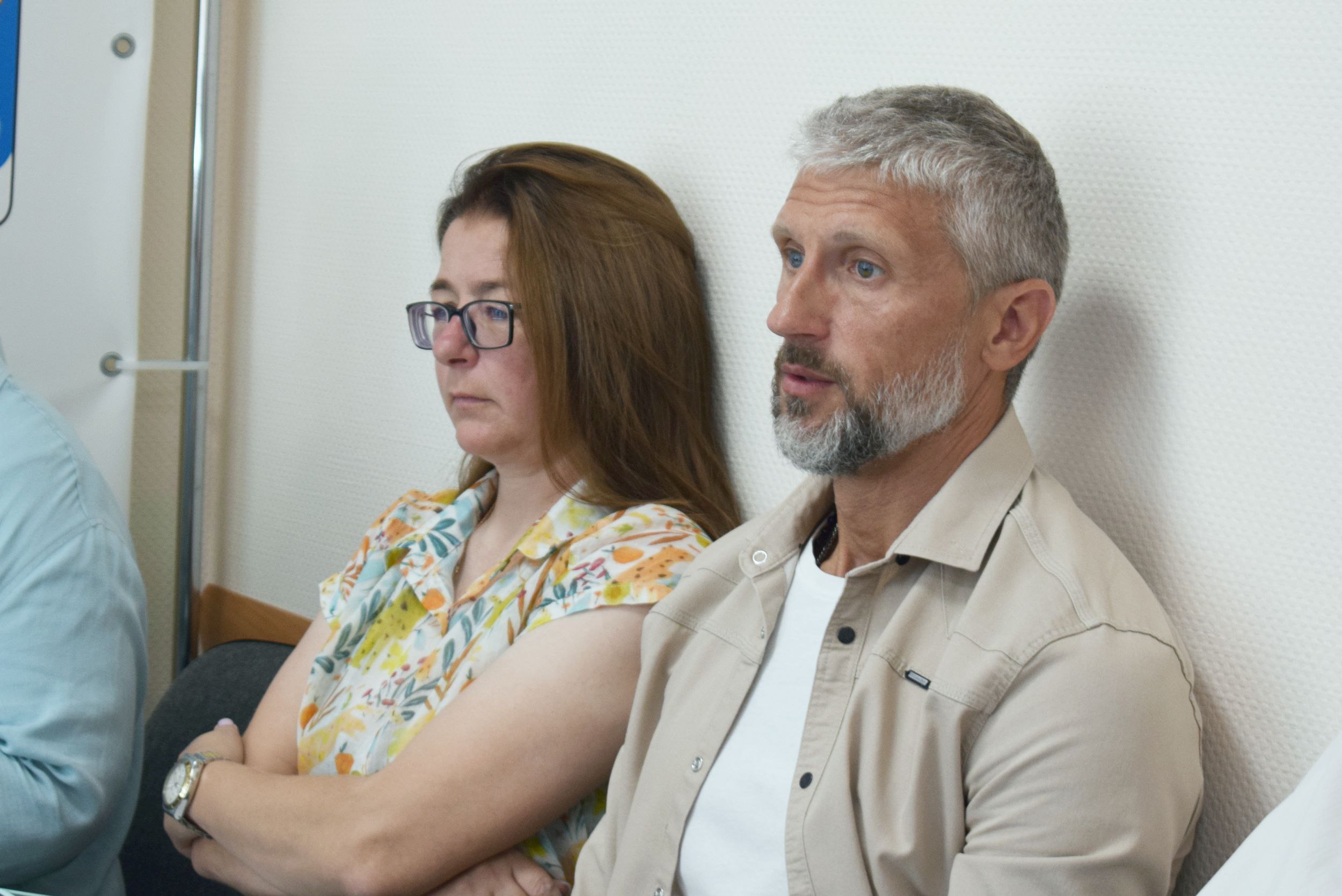 В понедельник на аппаратном совещании у главы округа речь зашла о более эффективном использовании спортзала в бывшей Курильской средней школе.   Константин Истомин поинтересовался у директора ФОКа Алексея Винокурова, как проходят занятия секции бокса , есть ли планы по развитию спортивного помещения и какие проблемы необходимо решить?  Как выяснилось, проблемы есть, и они касаются регулярных протечек во время дождя. Чтобы выяснить точную причину, необходимо провести обследование. А ещё требуется увеличить освещённость помещения за счёт установки дополнительных плафонов и отремонтировать запасной вход в спортзал.  Глава пообещал содействие в решение этих вопросов и дал соответствующие поручения.  Что касается развития зала, то есть в плане у ФОКа есть установка в зале специального тренажёра для занятий скалолазанием.  - А стены выдержат? – осведомился Истомин. - Эта конструкция не будет оказывать давление на стенки, - пояснил Винокуров.  Глава подключил к обсуждению директора ЦКС Елизавету Соловьёву и поручил ей разработать план внутреннего оформления зала.  Подробней о том, что планируется сделать в зале, в какой срок и где взять деньги, читайте в ближайших номерах «Красного маяка».