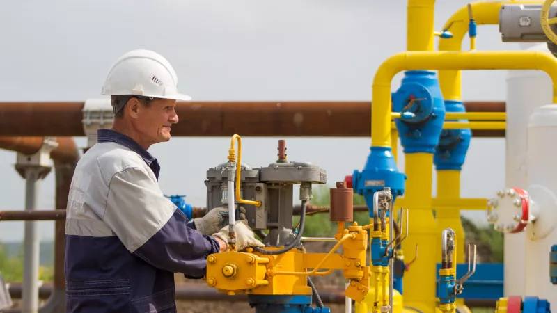 ТОЛК новости Барнаула Алтайского края и Республики Алтай Газификация Рубцовска и Славгорода откладывается до 2030 года Несмотря на договорённости с Газпромом инфраструктура всё ещё проектируется сообщил министр строительства и ЖКХ Алтайского края Иван Гилев До 2025 года планировалось провести трубопроводы в Рубцовск 245 6 км и Славгород 269 км в рамках программы газификации региона подписанной в 2020 году губернатором Виктором Томенко и главой Газпрома Алексеем Миллером Общий объём инвестиций оценивался почти в 60 млрд рублей По словам Гилева из за снижения экспорта газа финансовые возможности компании сократились и планы пришлось отложить К сожалению не выполнены обязательства Газпрома по строительству газопровода до Рубцовска и Славгорода С учетом влияния обстоятельств в том числе внешнеэкономических факторов подробнее на канале ТОЛК новости Барнаула Алтайского края и Республики Алтай