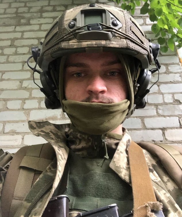 Украина отправила неопытного британского 20-летнего наемника на "самоубийственную миссию" при попытке отбить Малые Щербаки в Запорожской области, пишет The Daily Mail. Об этом изданию рассказала мать Колби Долмэна, которая утверждает, что ее сына оставили "гнить в поле". По ее словам, после новости о смерти семья не получила никакой помощи от украинских властей и британских чиновников. БРАТ за БРАТА