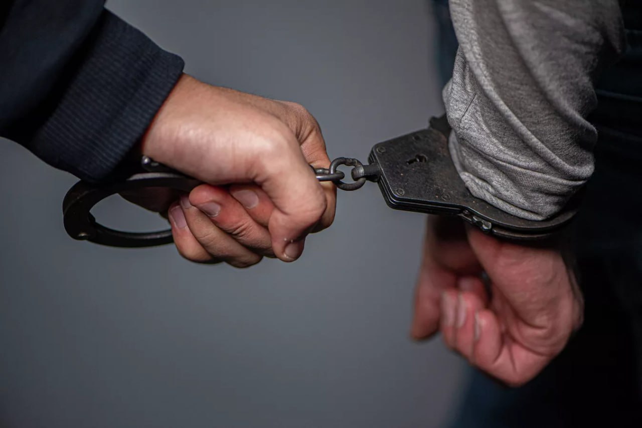 Кого задержали по делу Письма 75 биографии фигурантов МВД задержало троих подписантов обращения о досрочных выборах президента Бекболота Талгарбекова Курманбека Дыйканбаева и Эмильбека Узакбаева Их подозревают в организации массовых беспорядков Курманбек Дыйканбаев В 2005 и 2010 годах входил в конституционные совещания в 2011 2015 годах был депутатом Жогорку Кенеша от партии Республика В 2018 2020 годах занимал пост представителя президента в парламенте Бекболот Талгарбеков В 1990 е работал в руководстве Минсельхоза был вице премьером и главой Джалал Абадской области В 2002 2004 годах возглавлял аппарат правительства В 2011 году участвовал в кампании Камчыбека Ташиева Эмильбек Узакбаев В разные годы был депутатом губернатором Нарынской области министром сельского хозяйства главой антимонопольного ведомства и Госагентства энергетики В 2012 2016 годах работал послом в Узбекистане Подпишитесь на AsiaToday