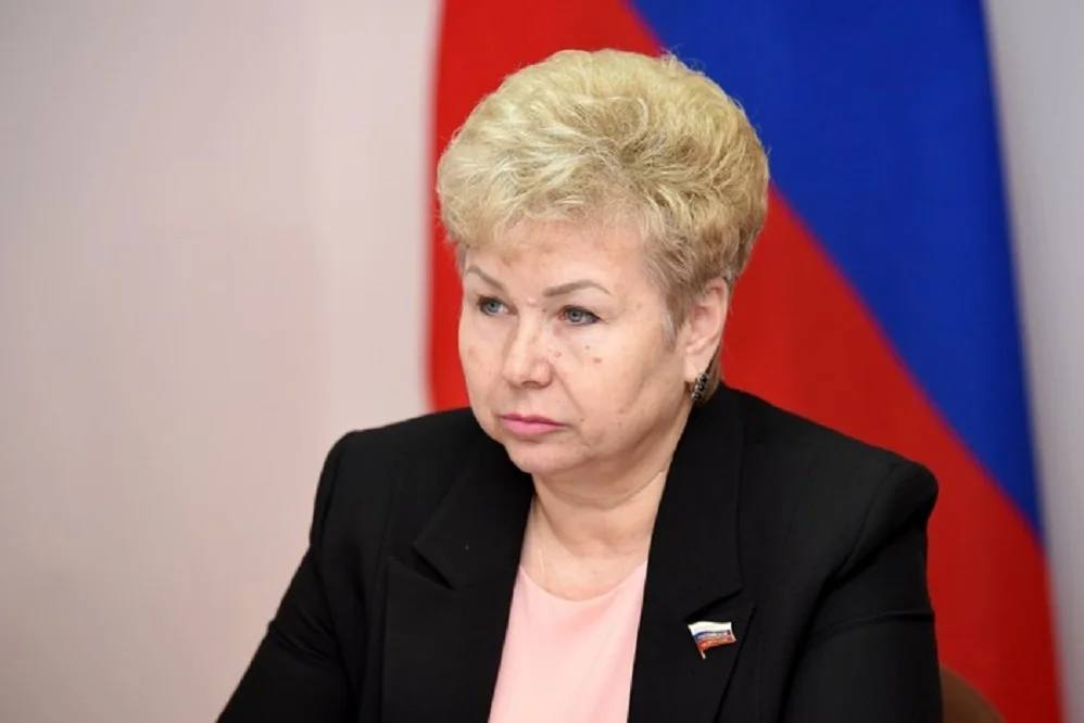 Луганский протезно-ортопедический завод в 2025 году обеспечил 1,2 тыс. человек свыше 1,5 тыс. изделий. Об этом сообщила сенатор РФ от ЛНР Ольга Бас по итогам посещения предприятия. «Вместе с коллегой-сенатором от ЛНР Дарьей Лантратовой мы посетили Луганский протезно-ортопедический завод, где ознакомились с его деятельностью и достижениями. Следует отметить, что в 2025 году на заводе было обновлено более 30 наименований оборудования, что значительно повысило качество и эргономику продукции. С начала года уже 1 200 человек получили свыше 1 500 изделий, что является важным вкладом в поддержку наших граждан», — написала Бас в своем Telegram-канале.