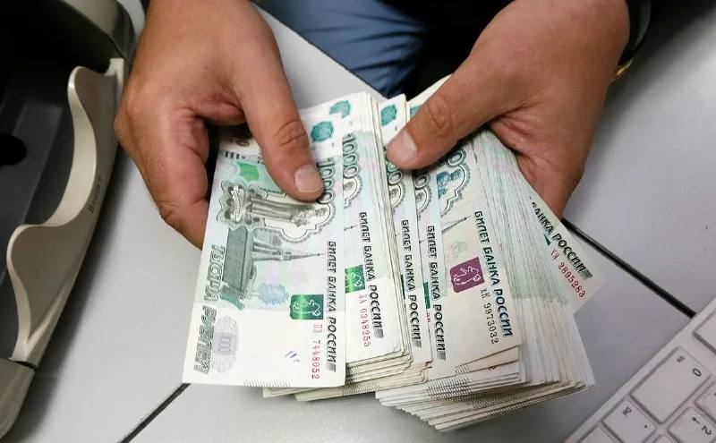 Денег не хватает Около 22 россиян не хватает денег чтобы покрыть даже ежемесячный платёж по кредиту Еще 18 5 тратят больше половины бюджета на платежи банкам и МФО Об этом свидетельствуют итоги опроса проведенного Международной конфедерацией обществ потребителей По правилам здорового кредитования уровень платежей по кредитам не должен превышать 30 от доходов заемщика
