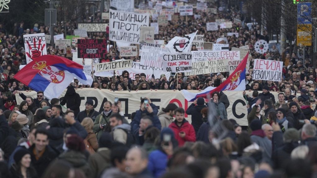 Массовые протесты в Сербии  Десятки тысяч человек собрались в воскресенье в центре Белграда, чтобы потребовать ответственности властей за обрушение крыши железнодорожного вокзала в городе Нови-Сад, унесшее жизни 15 человек в прошлом месяце.  Протесты, начавшиеся более семи недель назад, продолжаются по всей Сербии. Митингующие обвиняют власти в коррупции и ненадлежащем контроле за строительными работами.  Подробнее  Акция, организованная студентами, началась с минуты молчания в память о погибших. Демонстранты перекрыли площадь Славия, парализовав движение в центре города.    Участники митинга потребовали отставки премьер-министра Сербии и мэра Нови-Сада, а также привлечения к ответственности виновных в трагедии.  К студентам присоединились фермеры, актеры и граждане из разных регионов Сербии. Кроме того, протестующие настаивают на прекращении судебных дел против демонстрантов и наказании тех, кто нападал на участников прежних акций.    Несмотря на попытки властей успокоить недовольство с помощью субсидий для молодежи и решения о досрочном начале зимних каникул в школах, протесты продолжаются. Студенты заявили, что их требования выполнены лишь частично.  Трагедия произошла 1 ноября, когда после масштабной реконструкции обрушилась крыша вокзала в Нови-Саде. Тогда погибли 14 человек в возрасте от 6 до 74 лет, а 15-я жертва скончалась в больнице спустя несколько недель.    Будьте в курсе последних новостей с «TRT на русском»