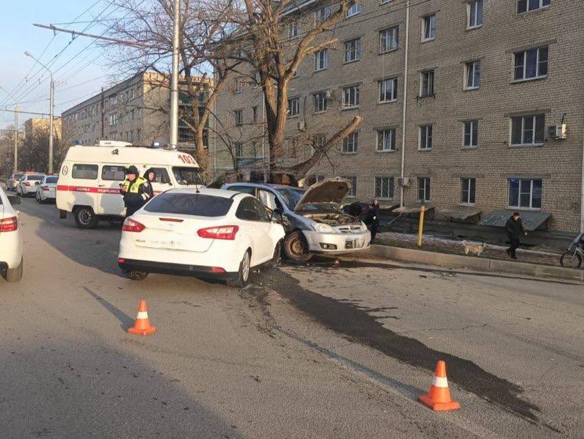 В Ставрополе в результате непредставления преимущества в движении автомобилю пострадали 2 человека   По предварительным данным, 12 февраля примерно в 16 часов водитель автомобиля «Тойота», двигаясь по улице Объездной, при совершении маневра левого поворота, не убедился в его безопасности и допустил столкновение с автомобилем «Форд», который двигался во встречном направлении.    В результате автоаварии 28-летний водитель и 79-летний пассажир, оба жители Изобильненского округа, с травмами были доставлены в больницу города Ставрополя.   ⏺Установлено, что водитель «Тойоты» за последние 2 года привлекался к административной ответственности 5 раз за различные нарушения ПДД.   По факту автоаварии проводится проверка. Детальные обстоятельства происшествия уточняются.