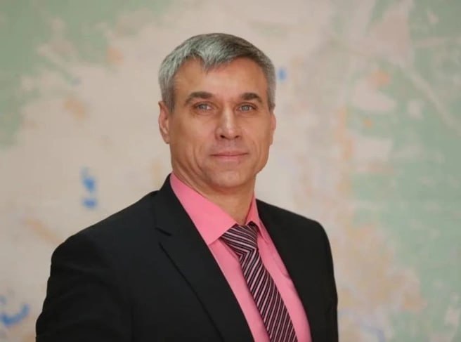 Бывший приморский чиновник Михаил Заиченко назначен ответственным за курирование сферы строительства, дорожного хозяйства и транспорта в правительстве Забайкальского края. Соответствующее распоряжение подписано, сообщили в пресс-службе регионального правительства. Михаил Заиченко родом из Казани, окончил Уссурийское высшее военное автомобильное командное училище, а также получил образование в Дальневосточной академии государственной службы по направлению «государственное и муниципальное управление». Свою карьеру он начинал в Уссурийске, в системе государственного строительного надзора. Работал в структурах, отвечающих за контроль в долевом строительстве и земельных отношениях. С 2019 по 2022 год возглавлял Госинспекцию Забайкальского края, а до недавнего времени занимал пост заместителя министра строительства Приморского края. Ранее сферой строительства и дорожного хозяйства в Забайкалье занимался Алексей Гончаров, совмещавший посты вице-премьера и министра строительства. Теперь он сосредоточится на жилищно-коммунальном хозяйстве. Должность министра строительства Забайкалья остается вакантной. Подписаться