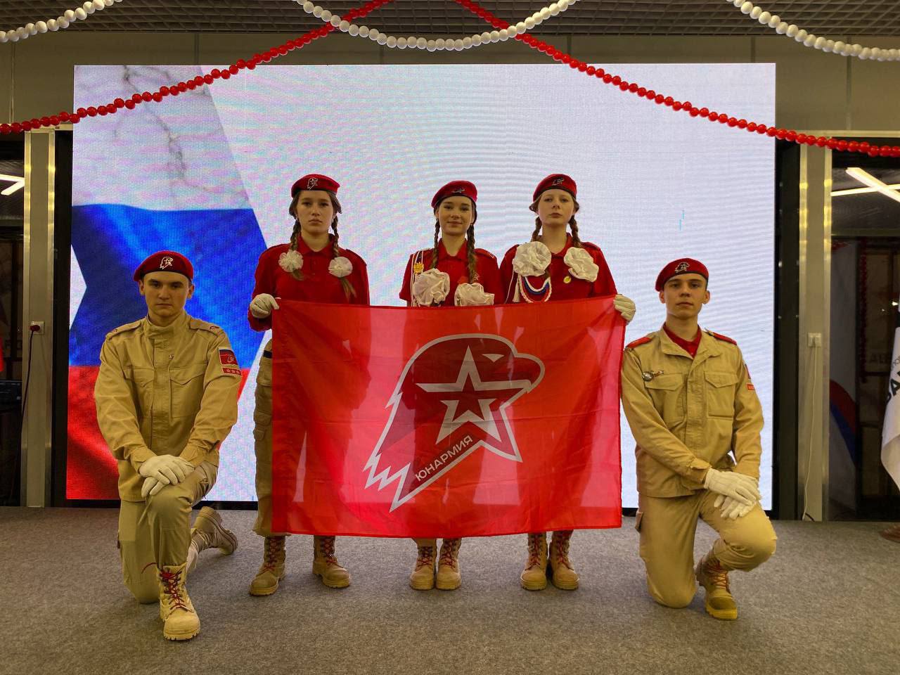 Юнармейцы из Запорожской области провели новогодние каникулы в оборонно спортивном лагере Авангард на смене Гордость нации Глава Запорожской области Евгений Балицкий сообщил что ребята участвовали в военно спортивных играх тактических занятиях и образовательных мероприятиях Лагерь Авангард находится в Волгоградской области и открылся в мае 2024 года по инициативе губернатора региона Андрея Бочарова Комплекс занимает 15 гектаров и принимает до 650 человек одновременно На территории расположены жилые корпуса учебные классы тактическое и инженерное поля открытые тиры