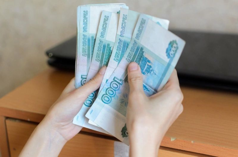 Через три года средняя зарплата в Петербурге вырастет до 156,5 тыс. рублей Такие данные следуют из прогноза социально-экономического развития города. Власти ожидают, что в 2025 году показатель составит 122,5 тыс. рублей. Доля петербуржцев, находящихся за чертой бедности, должна снизиться с 3,48% в 2025 году до 3,43% в 2028-м, безработица — с 1,5% до 1,48%. Фото: Пименов Роман/PhotoXPress.ru Читайте РБК Петербург