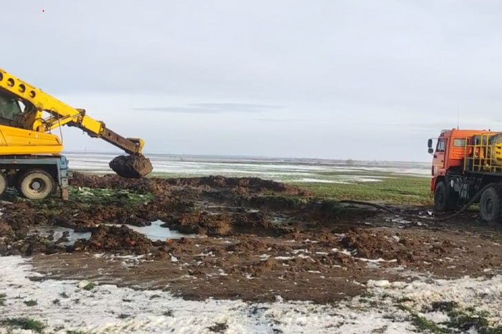 В Котово СК России возбудил уголовное дело о халатности после аварии на водоводе  В Волгоградской области к изучению обстоятельств аварии на водоводе «Филино-Котово» подключились правоохранительные органы. Как сообщает ИА «Высота 102» со ссылкой на собственные источники, 4 января местный следственный отдел СК России возбудил уголовное дело сразу по двум статьям.   Подробнее