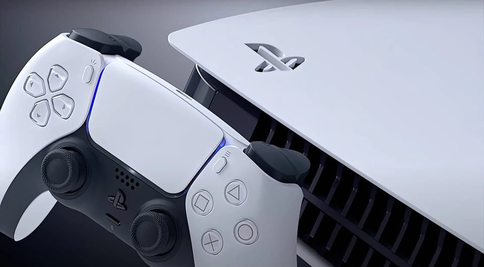 ВЫШЛО ОБНОВЛЕНИЕ ДЛЯ PS5 ТЕПЕРЬ DUALSENSE МОЖЕТ ЛЕГКО ПЕРЕКЛЮЧАТЬСЯ МЕЖДУ УСТРОЙСТВАМИ Компания Sony начала распространение крупного обновления для консолей PS5 которое упрощает переключение контроллера DualSense между разными устройствами включая Windows macOS iOS iPadOS tvOS и Android После установки обновления пользователи смогут назначить четыре слота для кнопок действий треугольник круг крест или квадрат Переключение между подключёнными устройствами будет происходить нажатием кнопки PS и соответствующей кнопки действия что избавляет от необходимости вручную отключать и подключать контроллер Кроме этого обновление добавляет новый режим энергосбережения В системных настройках появится опция Энергосбережение которая уменьшает энергопотребление консоли за счёт снижения производительности в поддерживаемых играх Первые игры с поддержкой функции Death Stranding 2 On The Beach Demon s Souls и Ghost of Yōtei Sony отметила что если функция не активирована или игра её не поддерживает производительность останется прежней а энергопотребление на стандартном уровне ФОТО ichip ru аврорамедиа техника Telegram экосистема АВРОРА  МЕДИА МЕДИА НОВОСТИ РЕГИОН ЛАЙФ СПОРТ ГЕРЛЗ ХАЙТЕК ПЕРСОНЫ ИНСАЙД КРИМИНАЛ МОЛОДОСТЬ LIVE АВРОРА  МЕДИА YOUTUBE RUTUBE