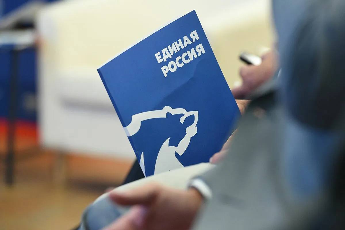 "Единая Россия" разрабатывает законопроект о бренде "Сделано в России", который четко определит правовой статус отечественных товаров и создаст единую стратегию их продвижения. Замруководителя партии Сергей Морозов анонсировал внесение документа в Госдуму в ближайшее время. Законопроект решит сразу несколько важных задач. Во-первых, он даст четкое правовое определение российскому бренду "Сделано в России" и отраслевым брендам. Во-вторых, установит единые стандарты для отечественных товаров. В-третьих, обеспечит кооперацию с региональными брендами по всей стране. Телеграм-канал «Тезис»