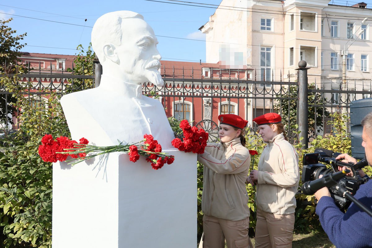 Памятник прародителю КГБ и ФСБ установили в Нижнем Тагиле В Парке советской скульптуры появился бюст Феликса Дзержинского привезенный из Белоруссии Этот легендарный человек внес значительный вклад в развитие нашей страны Такие экспонаты позволяют подрастающему поколению изучать яркие страницы истории заявил на открытии памятника первый замглавы администрации города Вячеслав Горячкин На церемонии также присутствовал внучатый племянник чекиста Владимир Дзержинский Он выразил благодарность за сохранение памяти о его предке Фото официальный сайт Нижнего Тагила   Новости из Екатеринбурга