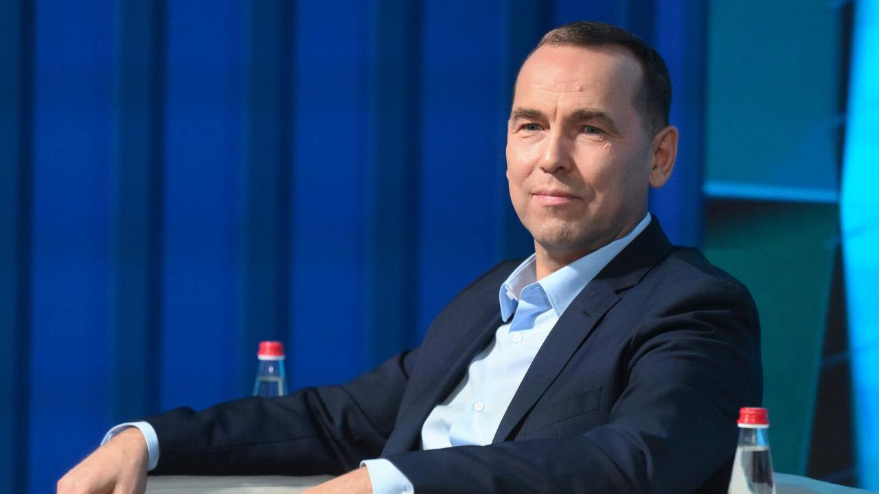 По мнению губернатора Курганской области Вадима Шумкова, Россия превращается в «скученное, многоэтажное безжизненное пространство» из-за стремления населения переехать из сел и небольших городов в мегаполисы Он считает, что это убивает страну и вредит демографии, и уверен, что необходимо изменить стратегию, чтобы россияне не вымерли. «Мы сжимаем территорию, которую осваивали наши предки. Теряем дух, теряем желание расти и развиваться. И это не вопрос эффективности экономии бюджетных трат и целесообразности монетарного подхода. Это вопрос выживания нации. Нужна иная стратегия. Русских должно быть много», — подчеркнул Шумков.