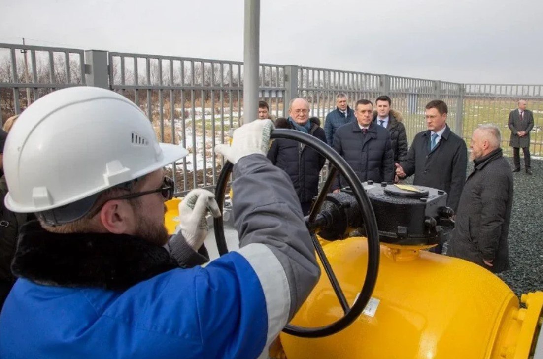 На Сахалине продолжает газификация Газ пришёл в СНТ «Веста» и «Снегири» на Сахалине. Первые шесть домов подключены к сетям, жители уже пользуются голубым топливом. Это позволит им существенно сократить расходы на отопление и повысить уровень комфорта. Подключение провели в рамках региональной программы газификации. «При поддержке губернатора Валерия Лимаренко мы уделяем приоритетное внимание газификации частных домов, понимая, что это ключевой фактор улучшения качества жизни жителей», — отметил замминистра энергетики Сахалинской области Сергей Самойлов. Не обошлось без технических нюансов. При установке оборудования в одном из домов подрядчик нарушил герметичность вентиляции. Нарушение оперативно обнаружили специалисты «Газпром газораспределение Южно-Сахалинск» и устранили, хотя это и не входило в их прямые обязанности. Благодаря этому газ в дом был запущен без задержек. #Сахалин