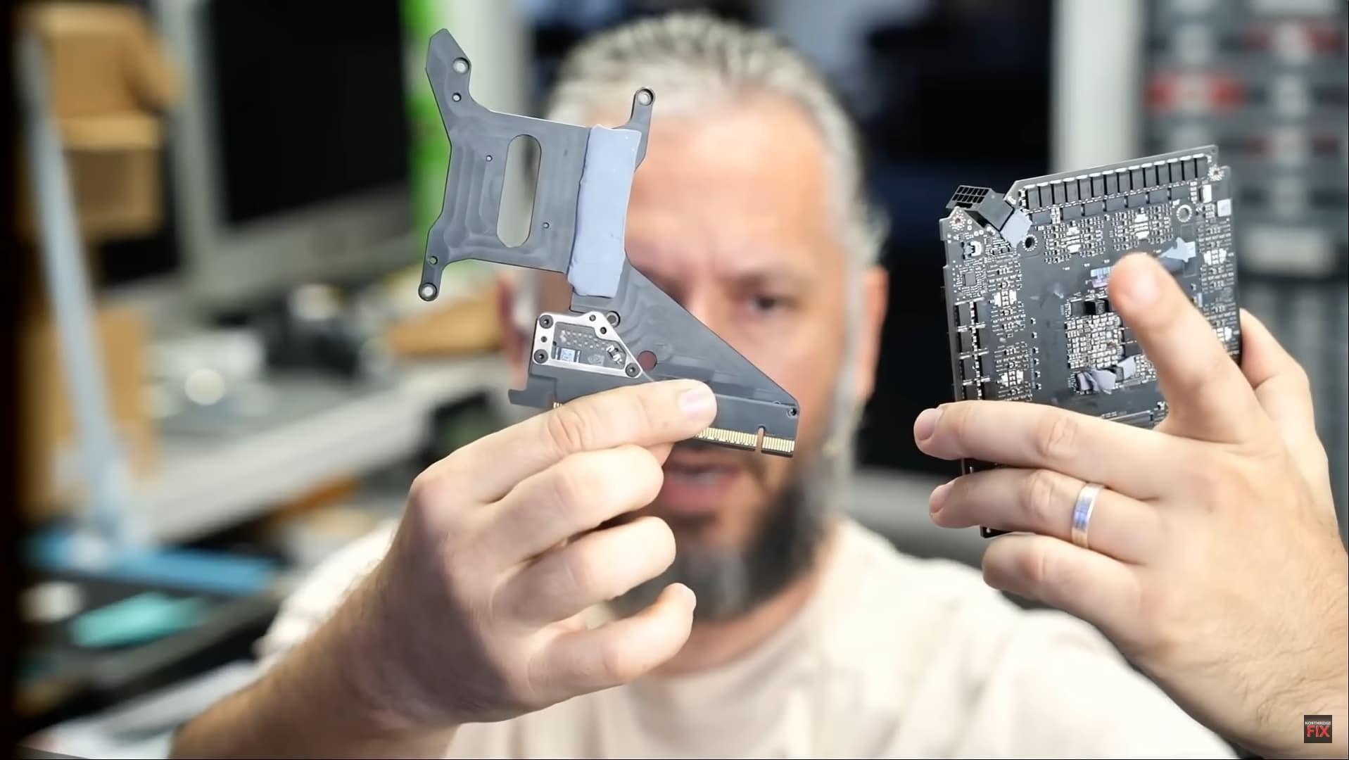 Специалист по ремонту ПК назвал RTX 5090 Founders Edition одной из худших конструкций видеокарт в истории Мастер по ремонту компьютерной техники Northridge Fix заявил что NVIDIA GeForce RTX 5090 Founders Edition одна из худших видеокарт по конструкции в истории По его словам в модели слишком много хрупких и миниатюрных деталей а отсутствие запасных компонентов делает ремонт практически невозможным