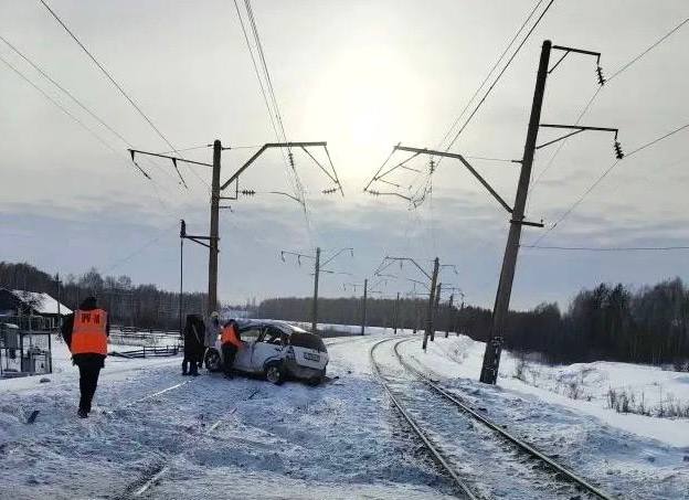 Два человека погибли при столкновении грузового поезда и автомобиля в Алтайском крае Утром 8 декабря на ж д переезде рядом со станцией Луговское поезд столкнулся с автомобилем Хонда Фит 74 летний водитель и 72 летняя пассажирка легковушки погибли рассказали в транспортной полиции Сибири Для установления причин и обстоятельств дорожно транспортного происшествия на место направлены сотрудники Алтайского линейного управления МВД России и ГУ МВД России по Алтайскому краю сказано в сообщении Фото транспортная полиция