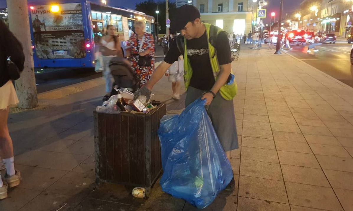 Владивосток отчаянно борется с пылью и грязью — за неделю вывезли 500 тонн мусора Бригады «Содержания городских территорий» устроили генеральную уборку: под прицел щёток и шлангов попали улицы от Светланской до Карбышева, от Пологой до объездной Седанка–Патрокл. Промели прибордюрные полосы, вычистили проезжие части, промыли пешеходные зоны и подземки — как вручную, так и с помощью техники. Всего за неделю с улиц города убрали более 500 тонн мусора. Цифра достойная, особенно если представить её в мешках. ......»..... ПОДПИСАТЬСЯ. ДПС ВЛАДИВОСТОКАе