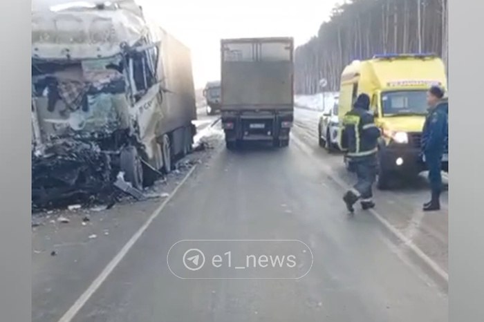 Тюменский тракт встал в огромную пробку из-за жёсткого ДТП с грузовиками  На Тюменском тракте образовалась километровая пробка из-за аварии с грузовиками, которая случилась в районе Богдановича.  В ГИБДД Свердловской области сообщили, что на трассе организовано реверсивное движение.  — Водитель Dongfeng отвлёкся от дороги, что привело к столкновению с движущимся впереди Man, водитель которого снизил скорость перед стоявшим на обочине грузовиком с поломанным колесом, — уточнили в Госавтоинспекции.  Виновник аварии получил травмы, его доставили в больницу.