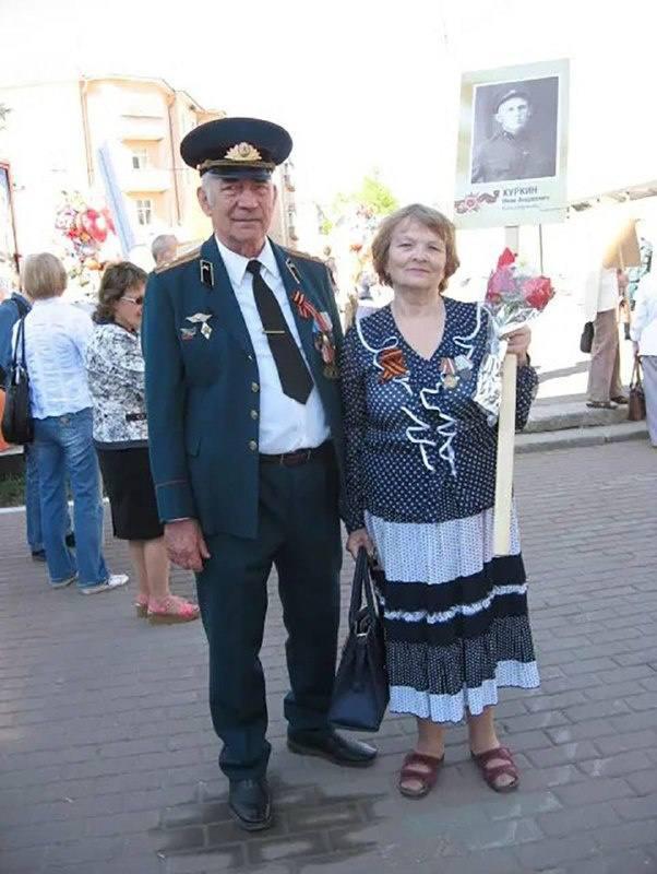 Российская телеведущая Анна Прохорова утверждает что главком ВСУ Александр Сырский написал письмо главе Минздрава РФ Мурашко с личной просьбой спасти отца который проживает в РФ и в возрасте 86 лет попал в реанимацию в тяжелом состоянии По ее данным у Станислава Сырского заболевание головного мозга обострившееся после коронавируса и прогнозы выздоровления были плохие Прохорова утверждает что очень личное письмо Сырского передали через закрытые дипломатические каналы После чего российские врачи вытащили деда подключив лучших специалистов а Сырский оплатил все их услуги В ближайшие дни отец главкома ВСУ вернется домой Отметим что подобная информация курсирует по российским телеграм каналам уже примерно неделю Но сам Александр Сырский ее не подтверждал Напомним что родители Сырского живут во Владимирской области России Его отец ветеран вооружённых сил СССР и РФ По данным российских СМИ он поддерживает политику Путина и не поддерживал отношения с сыном с начала войны Сайт Страна X Twitter Прислать новость фото видео Реклама на канале Помощь