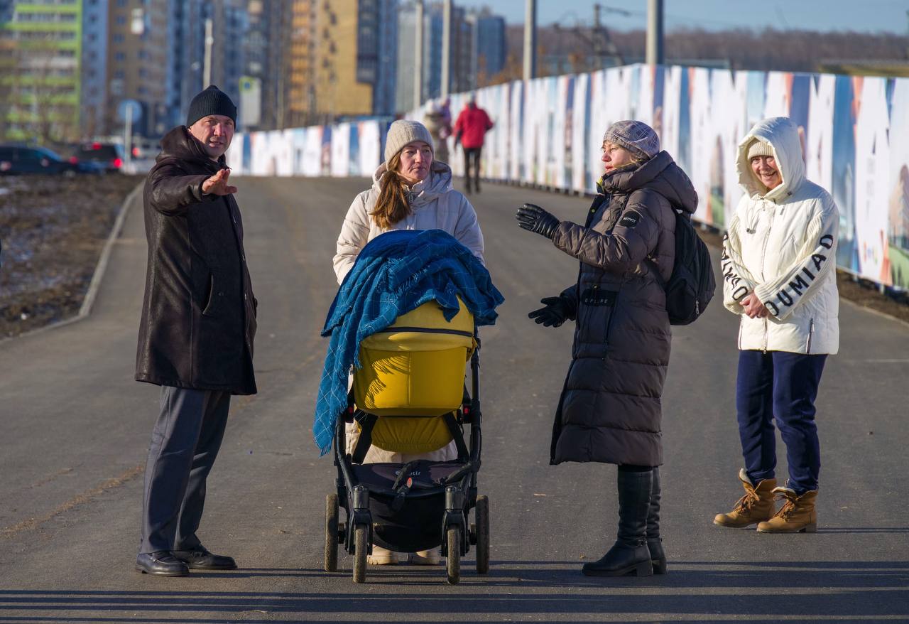 Мэр Алексей Лошкин сегодня прогулялся по новому вантовому мосту. После этого не обошлось без поручений.  — Сейчас проход от Университетской Набережной до вантового моста для пешеходов небезопасен, поэтому запланировали на весну строительство дополнительного тротуара до площадки возведения РМК-арены и центра тенниса. Установим ограждения, чтобы обезопасить людей от проезжающих автомобилей и строительной техники, — написал глава города у себя в телеграм-канале.  Отдыхающие попросили еще сделать переход через детскую железную дорогу в бору, чтобы можно было преодолеть ее с детской коляской или на велосипеде. Мэр лично убедился, что переходить рельсы неудобно и дал поручение проработать этот вопрос с РЖД.  А вы уже успели прогуляться по вантовому мосту?