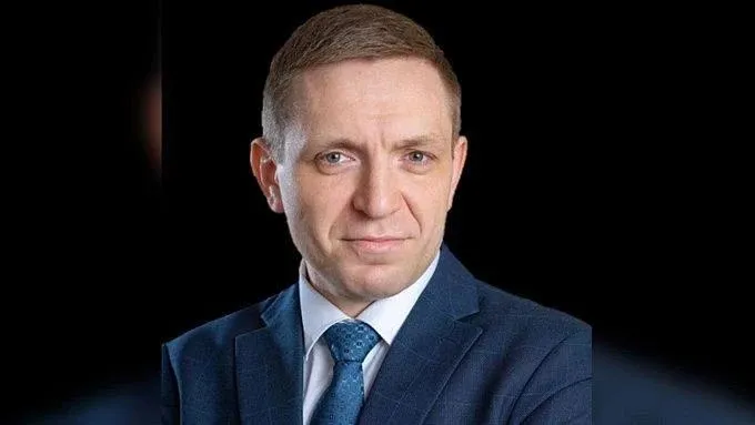 Экс министру транспорта Бурятии вынесли приговор Железнодорожный районный суд Улан Удэ вынес приговор экс министру транспорта Бурятии бывшему руководителю Бурятрегионавтодора а также директору строительной компании В зависимости от роли их признали виновными в превышении должностных полномочий и подстрекательстве к превышению должностных полномочий сообщает прокуратура республики Суд установил что с июня по ноябрь 2024 года Александр Гоге и руководитель Бурятрегионавтодора сговорились с директором стройфирмы Они сделали всё чтобы его компания выиграла тендер на ремонт дороги Чиновники передавали ему конфиденциальную информацию о ходе торгов и проводили с ним незаконные переговоры В итоге компания получила контракт на сумму 1 2 млрд рублей Суд назначил бывшему министру 4 года и 2 месяца лишения свободы экс руководителю госучреждения 3 года и 6 месяцев Отбывать наказание они будут в исправительной колонии общего режима Директор же стройкомпании активно сотрудничал со следствием и признал вину Ему дали 3 года и 3 месяца лишения свободы условно с таким же испытательным сроком Кроме того им запретили работать на определённых должностях или заниматься определённой деятельностью   Канал Ариг Ус в MAX