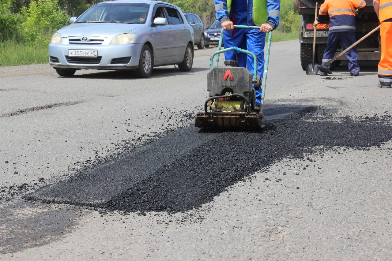 В Копейске ремонтируют дороги Заместитель главы города по ЖКХ Александр Филиппов проинформировал о ходе ремонтных работ на улично-дорожной сети Копейска. В настоящее время завершены ремонтные работы на улицах Шахтстройской и Печерской, ведётся их приёмка. В ближайших планах — обустройство грунтовой дороги на улице Потанинской и проведение работ на улице 19 Партсъезда. На Потанинской улице также запланированы работы по организации совместного подвеса существующих опор освещения для обеспечения качественного освещения в тёмное время суток. После этого будет проведён капитальный ремонт грунтовой дороги. Городская администрация держит ситуацию на контроле и следит за погодными условиями, чтобы максимально эффективно организовать работу подрядных организаций. Реклама Erid: 2W5zFHGJroS