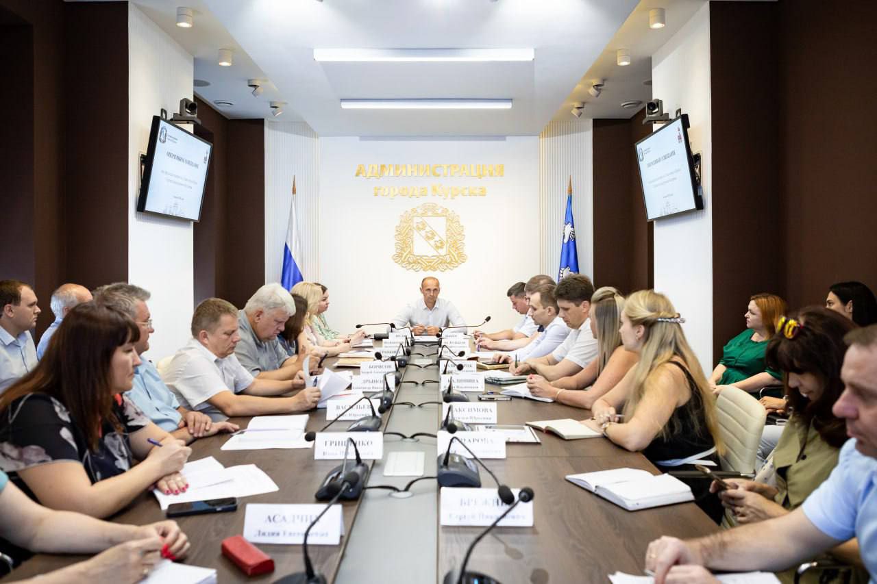 В Курске продолжается установка новых детских и спортивных площадок И.о. главы города Сергей Котляров провёл расширенную планёрку: в приоритете — выполнение поручений врио губернатора Александра Хинштейна. — Особое внимание уделяется покосу сорной растительности и оперативному реагированию на обращения жителей. — За неделю в Курске проведено благоустройство 31 участка после разрытий, всего с начала года — 412. — Продолжается уборка улиц, парков и скверов, а также ямочный ремонт дорог. — Отбор дворовых территорий для установки детских и спортивных площадок продлён из-за большого числа заявок. В этом году в Курске появятся ещё 14 новых площадок. — Подведены итоги конкурса лучших учителей — семь педагогов получат премии по 200 тысяч рублей ко Дню учителя в соответствии с Указом Президента. Сейм Курская область