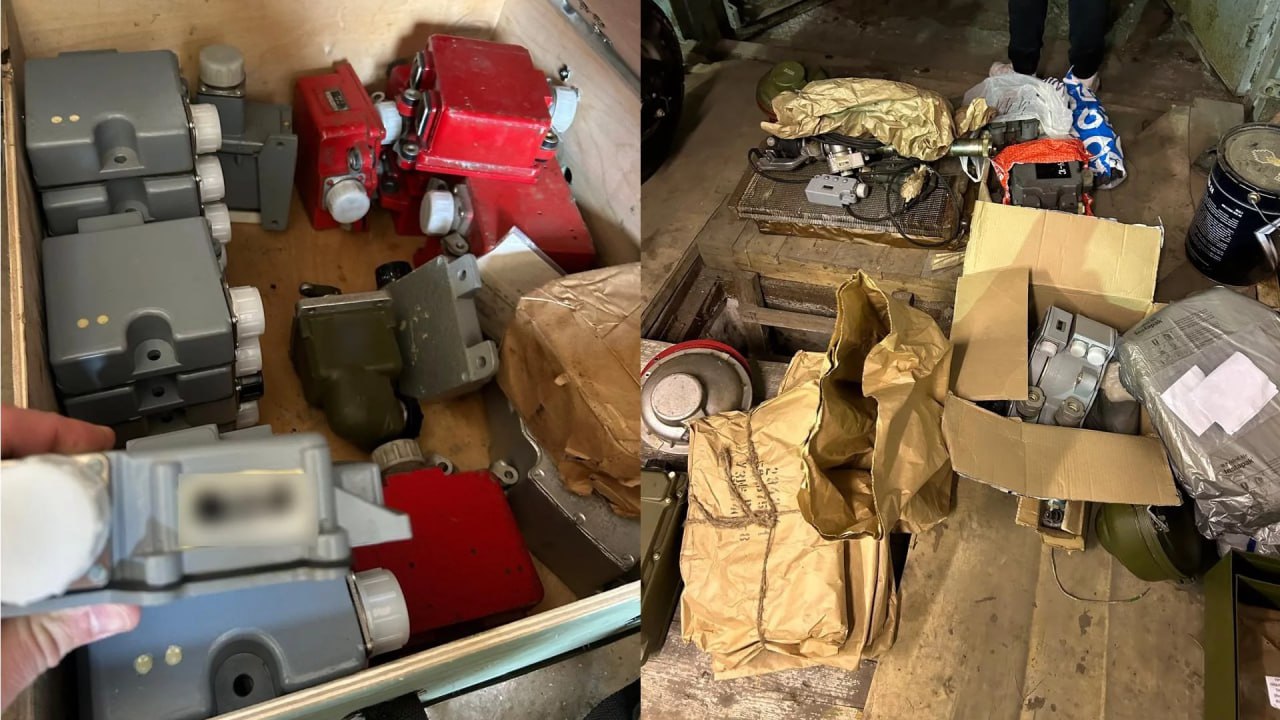 Жителя Челябинской области обвинили в попытке контрабанды радиоактивных веществ Мужчина был задержан еще в апреле по подозрению в контрабанде оборудования которое может быть использовано для военной техники По данным следствия через транспортную компанию он пытался вывезти технику в интересах иностранного государства в одну из стран Центральной Азии но потерпел неудачу поскольку его планы раскрыли сотрудники регионального управления ФСБ Теперь же стало известно что контрабандный груз относится к радионуклидным источникам пятой категории радиационной опасности поэтому в отношении фигуранта возбудили еще одно уголовное дело Фото УФСБ по Челябинской области Подписывайтесь на Вести Южный Урал в MAХ