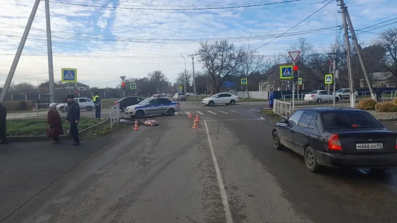 Ученик за рулем Камаза сбил пожилую женщину насмерть Сегодня утром в Курганинске на пересечении улиц Ленина и Серова 19 летний водитель ученик за рулем учебного Камаза при повороте на разрешающий сигнал светофора допустил наезд на велосипедистку 74 летняя местная жительница двигалась по тротуару по ходу движения грузовика однако на перекрестке поехала на красный сигнал светофора не спешившись Будущий водитель находился в кабине большегруза в сопровождении инструктора В результате ДТП пенсионерка скончалась на месте происшествия Проводится проверка Есть интересная новость Присылайте нам  Краснодар Сегодня   канал в MAX ПРИСЛАТЬ НОВОСТЬ