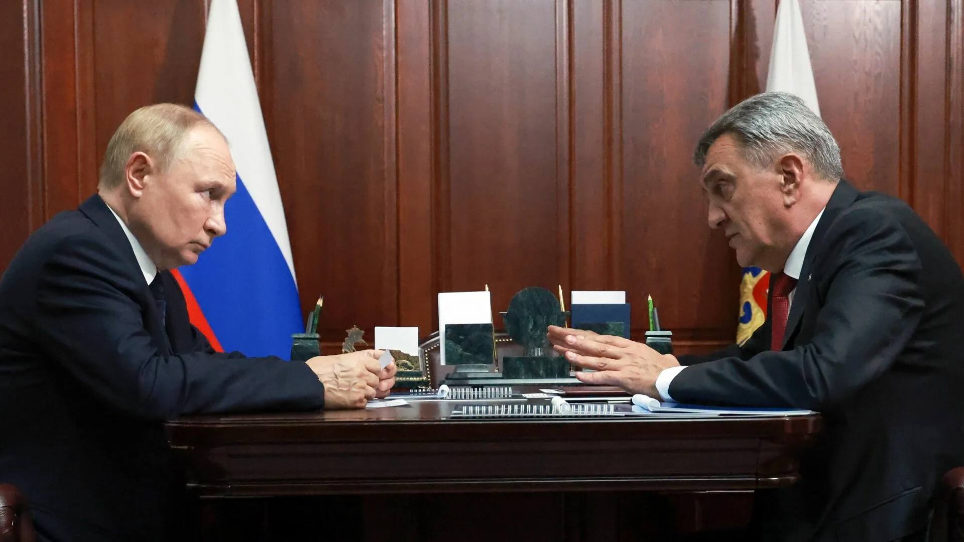 15 января в Москве планируется проведение встречи Президента России Владимира Путина и Главы РСО Алания Сергея Меняйло 2026 год год масштабных выборов в России 20 сентября 2026 года дата Единого дня голосования ЕДГ в Российской Федерации В этот день пройдут выборные кампании различного уровня выборы депутатов Государственной думы глав субъектов РФ депутатов региональных парламентов и депутатов местного самоуправления Прямые выборы пройдут на должности глав Белгородской области Республики Мордовии Пензенской области Республики Тыва Ульяновской области Тверской области и Чеченской Республики Парламент назначит на должности губернаторов в других трёх субъектах Республике Дагестан Республике Северная Осетия и Карачаево Черкесской Республике СВО накладывает на всех глав субъектов особую ответственность Именно поэтому к ЕДГ начнут готовиться уже сейчас В силу этого стоит предположить что скорее всего именно на этой встрече Владимир Путин предложит Сергею Меняйло остаться в регионе на второй срок или предложит ему новое место