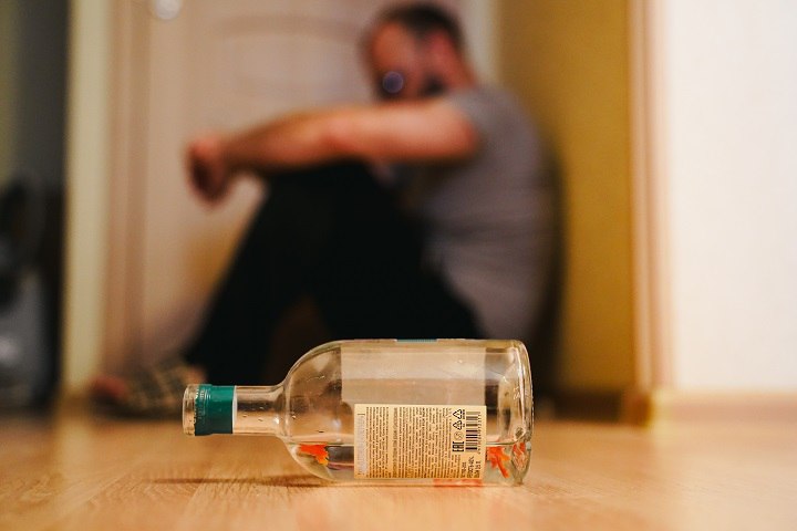 Один литр ценою в 30 тысяч Нюрбинский районный суд оштрафовал местного жителя за незаконную торговлю алкоголем 58 летний мужчина был привлечен к ответственности за продажу спиртосодержащей жидкости которую он разлил в пластиковую бутылку объемом один литр Суд установил что своими действиями гражданин нарушил федеральный закон запрещающий физическим лицам розничную торговлю алкогольной продукцией Экспертиза показала что проданная жидкость содержала 43 5 этилового спирта а также токсичные примеси включая метанол Мужчина признан виновным в совершении административного правонарушения Суд назначил ему наказание в виде штрафа в размере 30 000 рублей В постановлении разъяснено что штраф должен быть уплачен в течение 60 дней после вступления решения в силу в противном случае сумма штрафа может быть увеличена вдвое либо нарушителю грозят обязательные работы или административный арест Решение суда пока не вступило в законную силу