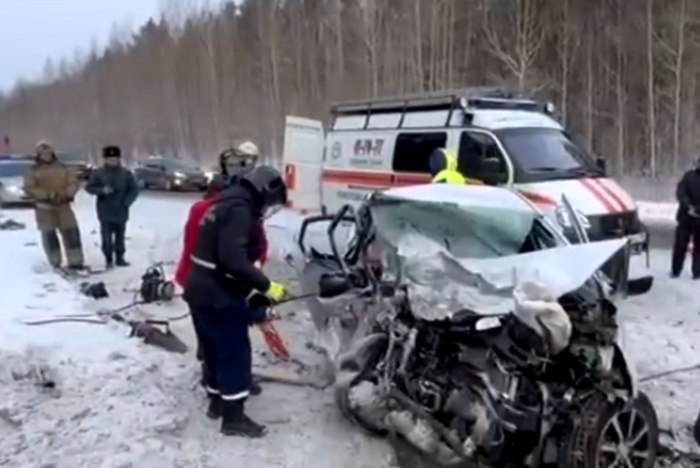 В аварии с автофургоном на Серовском тракте погиб пассажир иномарки  Серьезное ДТП, в котором есть погибший и пострадавшие, случилось сегодня утром, 7 января на 132-м километре трассы Екатеринбург — Серов, сообщает во вторник нижнетагильский МБУ «Центр защиты населения» во «ВКонтакте».  Столкнулись автофургон Peugeot Boxer и Hyundai Solaris. В результате аварии один человек погиб. Пятеро, в том числе двое детей, ехавших в Peugeot Boxer, пострадали.   Спасатели извлекли из «Хендай Солярис» и передали сотрудникам скорой медицинской помощи водителя и пассажира сидевшего сзади, а также погибшего пассажира с переднего сиденья.  В автомобиле «Пежо Боксер» — трое пострадавших, водитель и двое пассажиров — детей. Они также переданы медикам для оказания помощи.  Спасатели призывают водителей к соблюдению скоростного режима и остальных правил дорожного движения. «Всегда, пристёгивайтесь ремнями безопасности! Берегите себя!», — обращаются они к водителям и пассажирам.