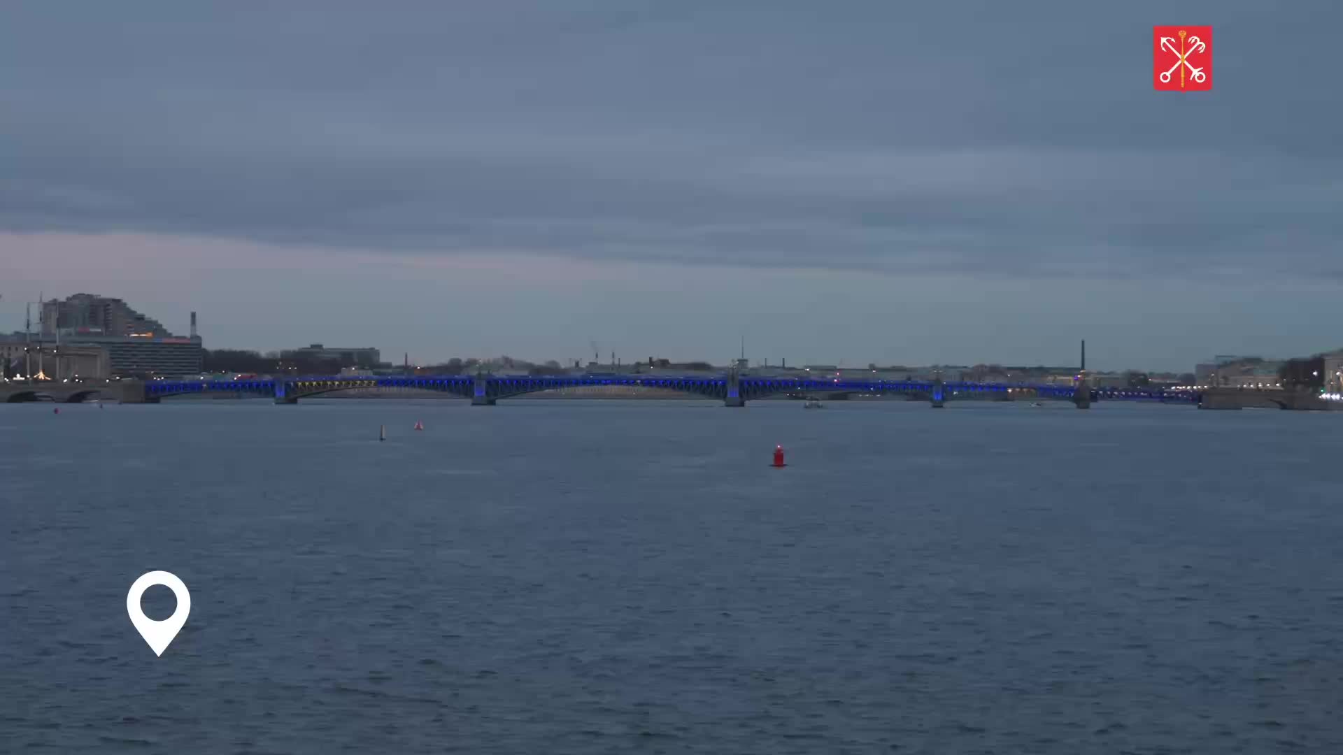 Санкт-Петербург освещает мосты синим в поддержку проекта 'Мечты сбываются'