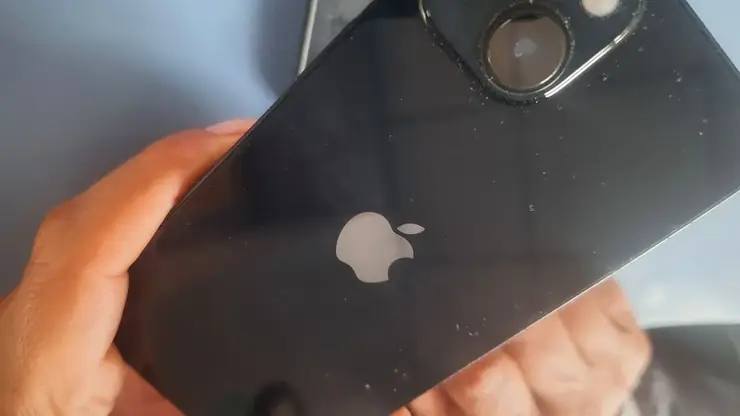 В Новосибирске девушка потребовала бесплатный iPhone и попала в психушку 23 летняя девушка устроила скандал в гипермаркете электроники и бытовой техники настойчиво требуя подарить ей iPhone Продавцы отказали ей в бесплатной выдаче смартфона и девушка перешла к активным действиям Она нападала на посетителей и громко обвиняла всех в попытке довести её Фото sibnovosti ru   Подписаться на sibnovosti ru предложить новость