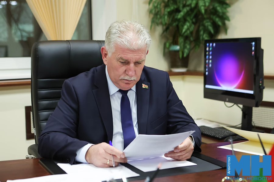 Жалобы на ремонт перенос футбольной площадки О чем еще спрашивали у Олега Корзуна на личном приеме Весьма примечательным и неоднозначным стало обращение жительницы с ул Чайлытко 16 которая требовала перенести огороженную футбольную площадку из внутренней дворовой территории в другое место из за шума в летнее время Заместитель председателя Мингорисполкома акцентировал что безопасность детей должна быть безусловной И добавил что родители хотят чтобы их дети находились под присмотром на близлежащей игровой площадке Также Олег Корзун сообщил что жалоб от жильцов шести многоквартирных домов на шум детей по этому адресу больше не поступало хотя ситуацию позже еще раз промониторят на месте С какими еще вопросами обращались жители Октябрьского района на minsknews by   Минск Новости MINSKNEWS BY Telegram Viber FB VK Inst TikTok YouTube