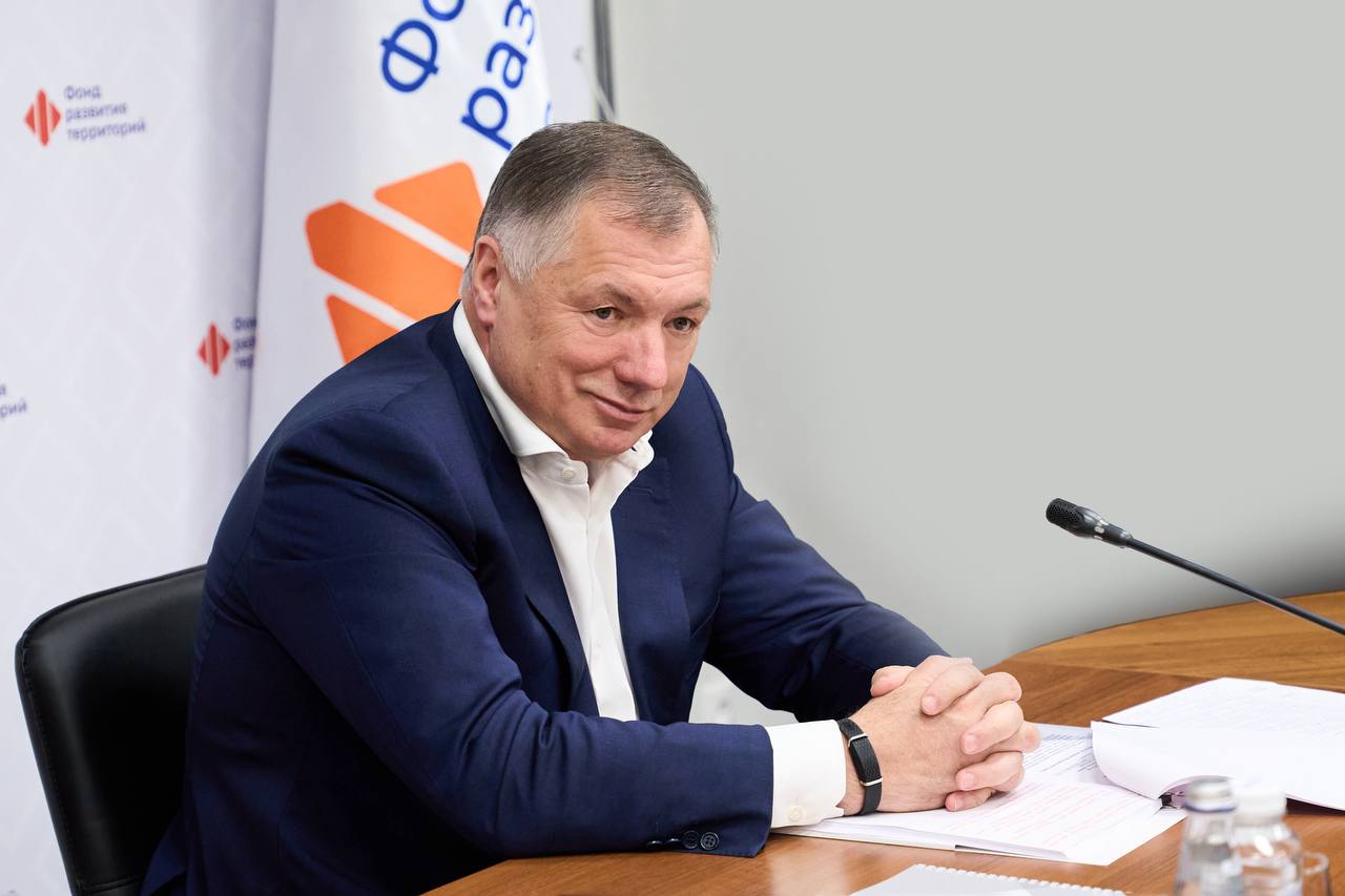 Провел заседание Наблюдательного совета Фонда развития территорий Менее чем три года назад ФРТ начал свою работу, и сегодня компанией уже много сделано для улучшения жизни людей. Благодаря Фонду введены сотни нужных объектов инфраструктуры — дороги, школы, больницы, активно обновляется коммунальная инфраструктура. Решается вопрос переселения из аварийного жилья, проблема дольщиков. Особое внимание — воссоединенным регионам. Там сейчас идёт очень важная, я бы даже сказал, историческая работа. Развивается свободная экономическая зона. Уже 350 компаний-участников. Хочу сказать большое спасибо Ильшату Шагиахметову за успешно проделанную работу в управлении Фондом! И поздравляю Василия Купызина с назначением на должность генерального директора ФРТ. Успехов и достижение поставленных задач!