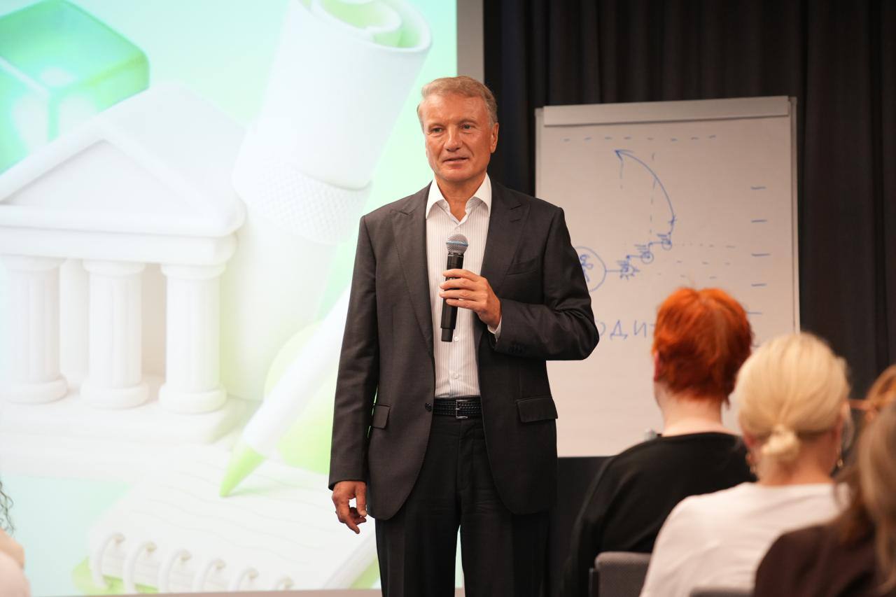 Сбер запустил лекторий о современных цифровых технологиях для развития и обучения Во Владивостоке прошла первая встреча открытого лектория СберУм Это серия мероприятий для тех кто хочет понять как работают цифровые технологии и искусственный интеллект и как применять их в различных отраслях и сферах Проект стартовал на ВЭФ 2025 Такие встречи станут точкой притяжения и средой для обмена знаниями и экспертным опытом позволят узнать больше о том как искусственный интеллект и цифровые решения уже сегодня помогают нам и дают возможность раскрыть потенциал каждого человека с учетом его интересов и особенностей отметил Герман Греф Лектории будут проходить в разных регионах Эксперты расскажут как технологии могут помочь в развитии и обучении Техно Трендс