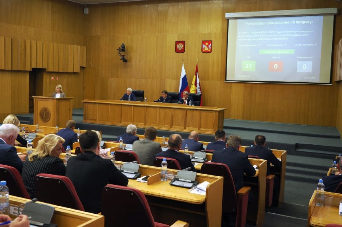 Двухуровневая система местного самоуправления сохранится в Воронежской области, решили в облдуме 10 июня на заседании Воронежской областной Думы депутаты единогласно поддержали законопроект, предложенный министром внутренней политики Еленой Дергановой. Согласно проекту, в Воронежской области сохранится двухуровневая система местного самоуправления. Дерганова отметила, что проведенный анализ подтвердил эффективность действующей модели: районы занимаются стратегическими задачами, в то время как поселения решают локальные проблемы. ↗ Прислать новость Подписаться