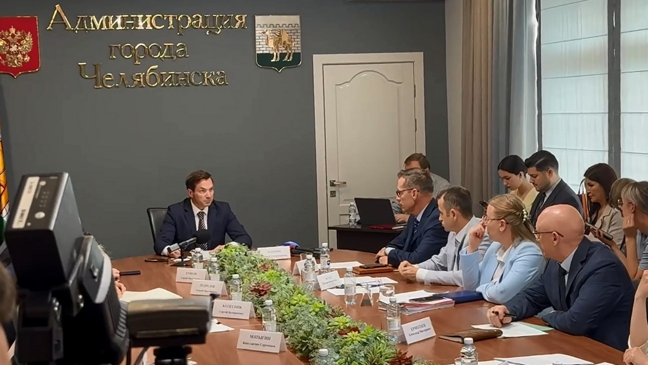Глава Челябинска назвал вопиющими случаи вандализма на Кировке В Челябинске ищут вандалов, которые повредили на Кировке скульптуру "Модница". Неизвестные разбили зеркало и сделали на его месте надписи. Новое уже заказали, вскоре оно будет установлено. В полицию подано заявление. И это не единственный случай. В городе переворачивают горшки с петуниями. А сотрудник ресторана пять раз спиливал болгаркой дорожное ограждение. Нашли его по записи с системы видеонаблюдения. "Обратились с несколькими заявлениями в полицию. Пока они на рассмотрении, процессуальное решение еще не принято. К административной ответственности сотрудников ресторана привлекли за их противоправные действия. За повторность не успели привлечь, потому что пока мы их уведомляли, они четыре раз успели повторить свой поступок", - сообщил вице-мэр Дмитрий Агеев. Глава города Алексей Лошкин назвал подобные случаи вопиющими. "Обращаюсь к жителям Челябинска и призываю не совершать никаких противоправных действий в отношении наших объектов благоустройства, в том числе украшений в виде цветов в кашпо на дорожных ограждениях. Важно радоваться этой красоте и поддерживать, а не портить ее", - сказал мэр. Фото: ГТРК "Южный Урал" Вести Южный Урал Челябинск