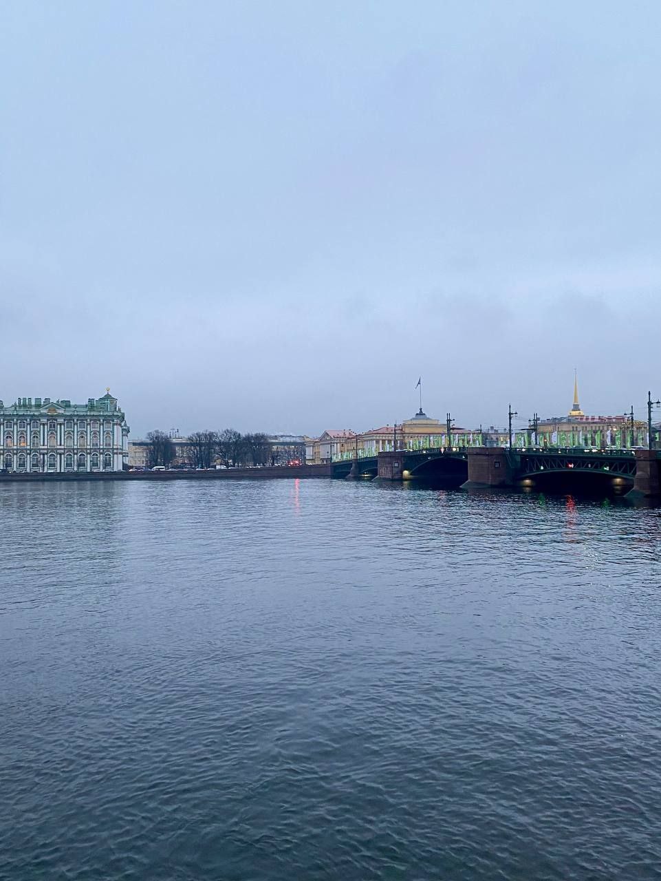 Средний уровень заработка, предлагаемый на вакансиях компаний Петербурга, в этом году достиг 80 тысяч рублей, прирост составил более 10 000 рублей. Об этом сообщили в пресс-службе сервиса по поиску работы. Больше всего с начала года выросла зарплата у специалистов в сфере транспорта и логистики — на 35%. В сфере услуг предлагаемый уровень дохода увеличился на 19,3 тысячи рублей, или на 32%, и составил 80 тысяч рублей. На третьем месте по темпам роста дохода  - административный персонал. Зарплаты в вакансиях выросли на 28% и достигли 75,3 тысячи рублей. Далее идет рабочий персонал, чей доход увеличился на 25% и составил 94,4 тысячи рублей.