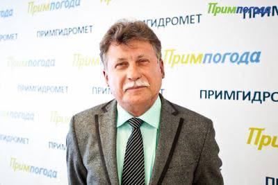 Кто включил духовку? Синоптик Кубай объяснил, откуда жара во Владивостоке Главный синоптик Приморья Борис Кубай заявил, что виновник аномальной жары — Ла-Нинья, климатический феномен, активизировавшийся ещё весной. Из-за него в Тихом океане сформировался мощный антициклон, который тянет в наш регион горячий тропический воздух. «Антициклон гонит жару через Китай на Дальний Восток, при этом он рассеивает облачность и блокирует осадки — вот вам и +33 без дождя», — пояснил Кубай. Скоро может немного полегчать — новый антициклон над Охотским морем принесёт прохладу на побережье. Но в глубине Приморья по-прежнему будет жарко. А тайфуны пока обходят стороной. / Реклама