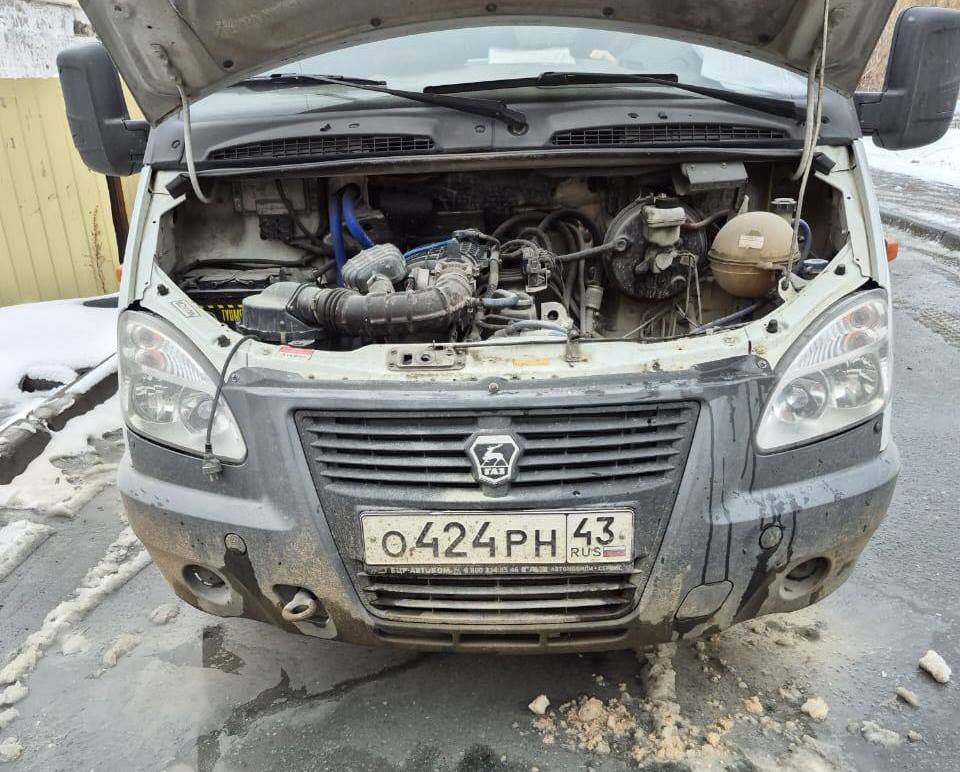  В Салехарде автоинспекторы оказали помощь водителю на дороге. 27 мая в дневное время при патрулировании улиц города сотрудники Госавтоинспекции старший лейтенант полиции Арслан Арсамеков и лейтенант полиции Сергей Тугужеков заметили транспортное средство с открытым капотом, рядом с которым находился водитель. Подъехав ближе, инспекторы увидели начало возгорания в моторном отсеке. Отсутствие огнетушителя помешало водителю самостоятельно потушить пожар. Полицейские немедленно приступили к тушению возгорания. Убедившись, что жизни и здоровью водителя ничего не угрожает, полицейские продолжили патрулирование. В Госавтоинспекции отмечают, что в случае возникновения проблемной ситуации на дорогах все участники дорожного движения могут круглосуточно обращаться за помощью к сотрудникам полиции по телефону «112» или «102» - для сотовой связи. #мвдроссии #полиция #гибддянао #гибдд #янао #салехард