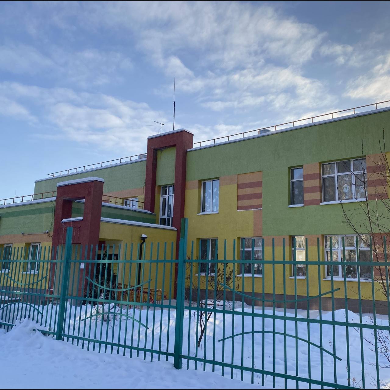 Воспитатели запрещали детям ходить в туалет прокуратура проверила детсад в Арамиле По словам родителей с декабря 2024 года в детском саду 2 Радуга в Арамиле воспитатели запрещали малышам ходить в туалет а также кричали на них за пролитые напитки или крошки еды Прокуратура провела проверку в результате двоих младших воспитателей уволили а заведующую детсадом привлекли к дисциплинарной ответственности Новости Екб тут SvetEKB