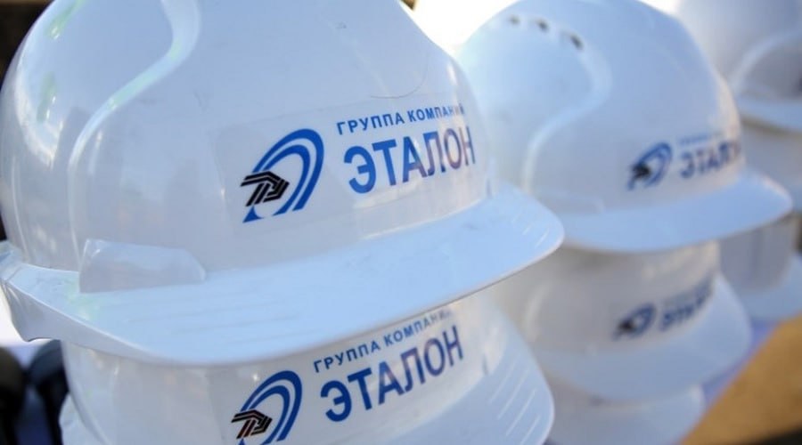 Эталон объявил предварительные итоги допэмиссии ETLN AFKS Цена размещения 46 за акцию что соответствует ценовому ориентиру объявленному ранее Сбор предварительных заявок на SPO проходил с 26 января по 9 февраля включительно Всего Эталон может разместить до 400 млн акций чтобы привлечь примерно 18 4 млрд На текущий момент компания получила заявки на приобретение порядка 411 млн акций в том числе от АФК Система на 377 млн акций дочки Эталона на 22 млн акций а также заявки на более чем 12 млн акций по остальным компонентам размещения включая 11 млн акций в рамках реализации преимущественного права Срок оплаты акций по преимущественному праву до 17 февраля включительно Если акции на которые поданы заявки по преимущественному праву не будут оплачены компания вправе провести дополнительный сбор заявок на эти акции Итоги SPO будут объявлены не позднее 20 февраля SPO пройдет по схеме cash in то есть все средства поступят в компанию Из них 14 1 млрд пойдет на оплату Бизнес Недвижимости остальное на развитие бизнеса снижение долговой нагрузки и общекорпоративные цели в т ч на программу мотивации LTI jkinvest news jkinvest