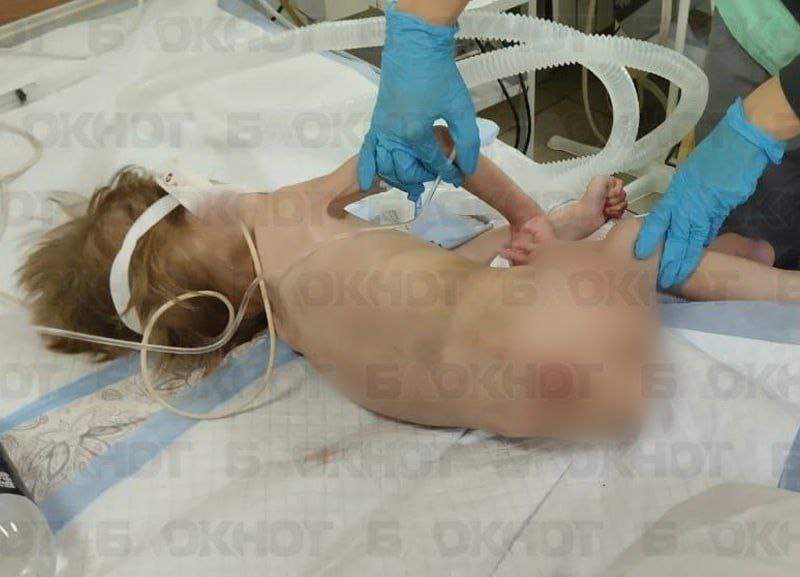 3 года колонии дали 27-летней матери из Труновского округа за издевательства над детьми С декабря 2024 года по январь 2025-го женщина не кормила троих детей и била их. В январе 4-летнего мальчика в тяжёлом состоянии обнаружила тётя. Прибывшие медики зафиксировали на детях множество гематом, ссадин и ран. Ребят отправили в больницу. По итогам экспертиз мальчику причинён тяжкий вред здоровью, двум другим детям — средней тяжести. Сейчас их жизни и здоровью ничего не угрожает, они у родственников. В суде горе-мамашу признали виновной по трём статьям. Её приговорили к 3 годам колонии общего режима. Приговор пока в силу не вступил, сообщили в СУ СКР по краю. Фото: В курсе Новости Ставрополья предложить новость