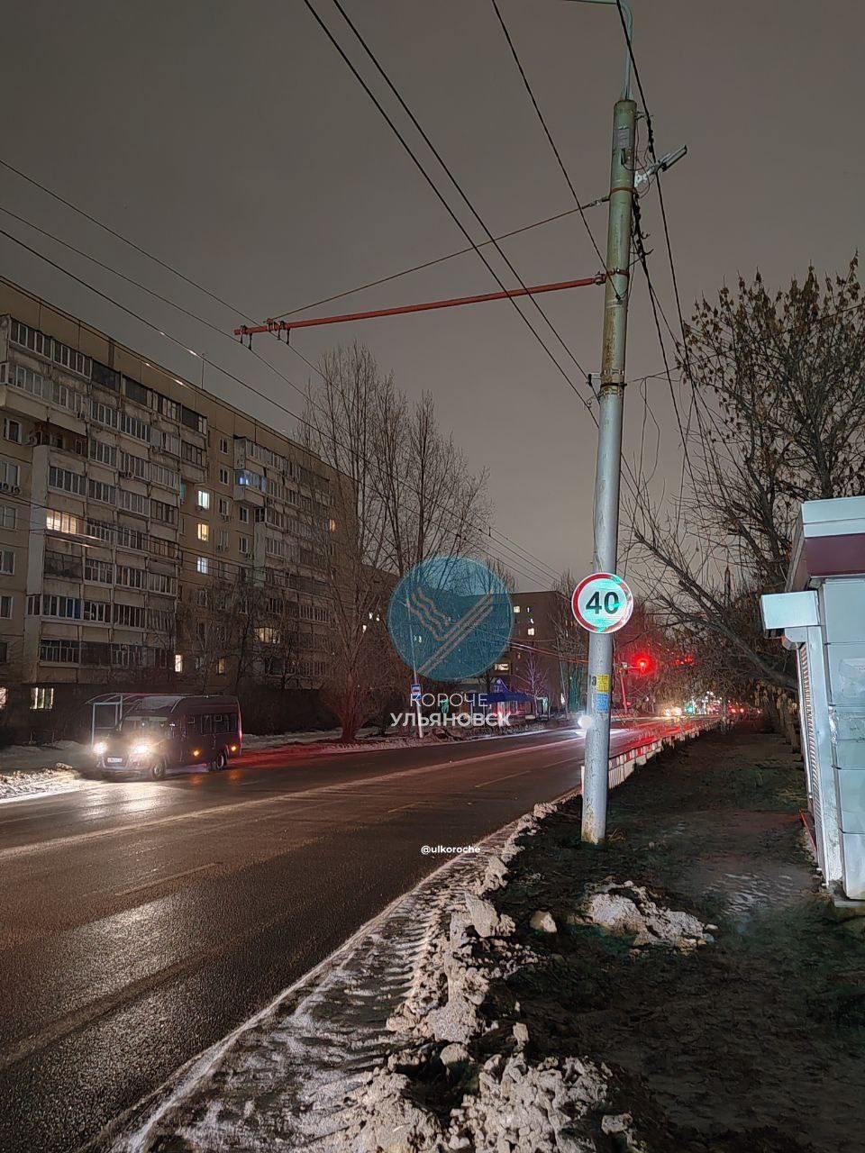 В Ульяновске на проспекте Врача Сурова уже неделю не горят фонари  Жители жалуются, что на участке от перекрёстка с Авиастроителей до парка «Прибрежный» уже неделю темнота. Из-за этого водители не видят пешеходов на переходах даже при зелёном сигнале светофора.   Болдакин назвал ситуацию серьёзной и поручил директору «Горсвета» восстановить освещение до завтрашнего утра   Прислать новость