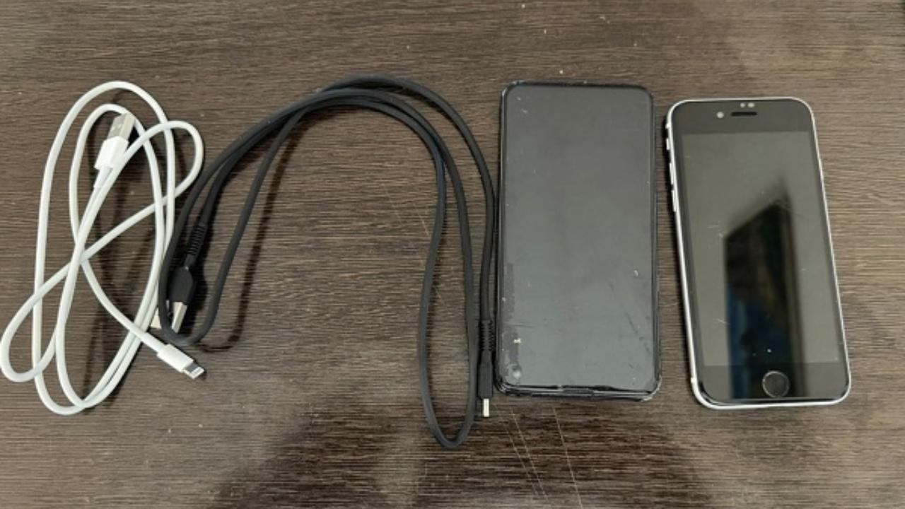 В СИЗО Новосибирска пытались передать два смартфона  Сотрудники изолятора №1 нашли в посылке два телефона — гаджеты были спрятаны в потайном дне рюкзака и предназначались одному из обвиняемых.  ГУФСИН сообщает, что сейчас идёт проверка. Отправителю может грозить штраф до 50 тысяч рублей — за передачу мобильников в СИЗО это запрещено законом. А если подобное уже было — возможна и уголовное дело.  Фото: ГУФСИН НСО     Прислать новость