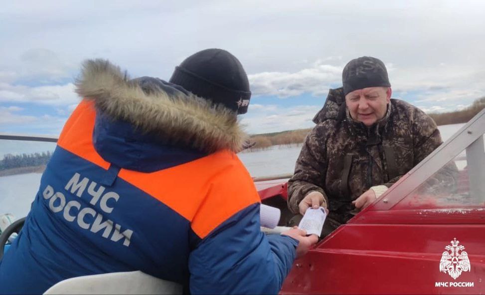 Безопасность на воде в майские праздники Статистика происшествий и гибели людей на водных объектах в период майских праздников печальна: каждый год в праздники в регионе тонут люди, за последние 6 лет произошло 12 происшествий, 15 человек утонули, из них 2 ребёнка, 9 человек спаслись. Если взрослые гибнут в основном по собственной халатности, то гибель детей, как правило, на совести их родителей. Причиной детской гибели в основном является недосмотр со стороны взрослых. МЧС России напоминает: не употребляй спиртных напитков во время отдыха у воды, соблюдай правила поведения на водных объектах и правила управления маломерным судном, не оставляй детей без присмотра, не пренебрегай средствами спасения.
